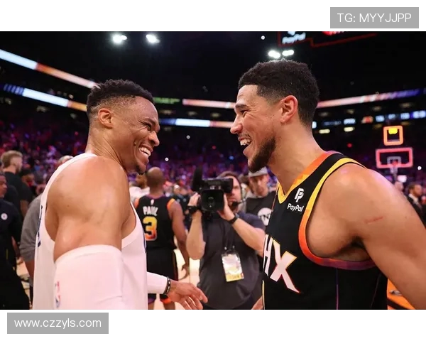 布克感叹威少迟迟未找到下家 称其值得得到更多机会并表示尊重 布克感叹威少迟迟未找到下家 称其值得得到更多机会并表示尊重